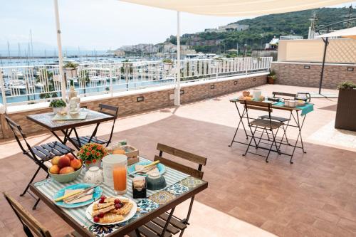 een tafel met eten op het dak bij La dimora di Caboto B&B in Gaeta