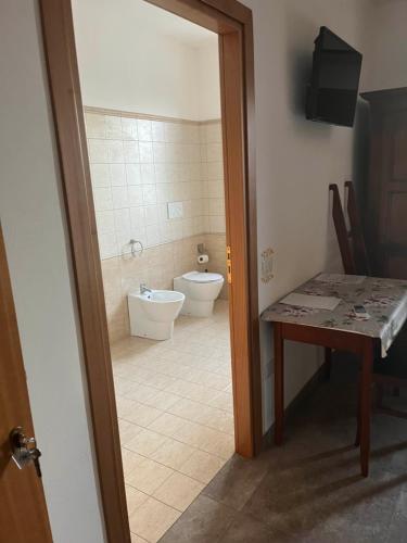 CiròにあるAquila D'oroのバスルーム(トイレ、洗面台、テーブル付)