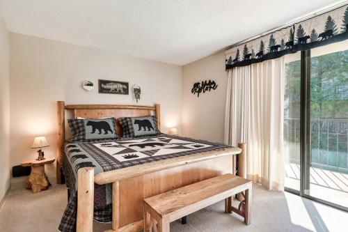 1 dormitorio con cama y ventana grande en Bear Pause Retreat/Steps to Pkwy/With Indoor Pool, en Gatlinburg