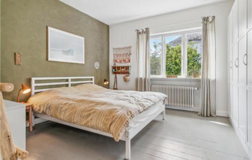 um quarto com uma cama e uma janela em Lovely Home In Gilleleje With Kitchen em Gilleleje