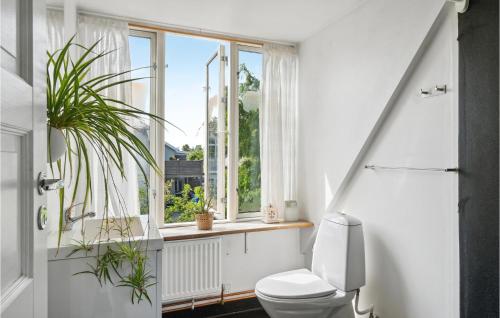 uma casa de banho com um WC e uma janela em Lovely Home In Gilleleje With Kitchen em Gilleleje