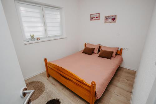 Кровать или кровати в номере Stan na dan Flora Nevesinje