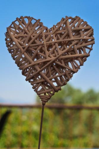 a wooden heart on a stick with the sky in the background at Eucalyptus Villa in Gonia