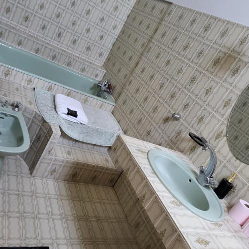 聖高登斯的住宿－Château / Manoir de Saint-Gaudens，浴室配有盥洗盆、卫生间和浴缸。