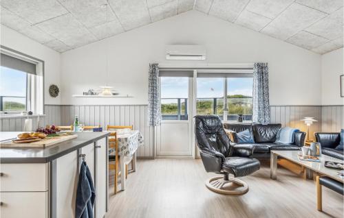 Il comprend une cuisine et un salon avec une table et des chaises. dans l'établissement Lovely Home In Lkken With Kitchen, à Løkken