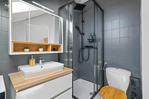 a bathroom with a sink and a shower at apart21 - Blue - zentrale Maisonette-Wohnung Parkplatz Netflix nahe Audi in Ingolstadt