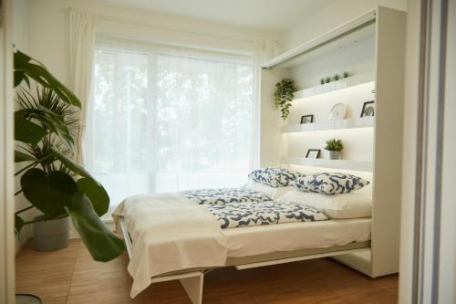 1 dormitorio con 1 cama con almohadas azules y blancas en Danuberoom en Viena
