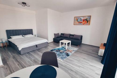 a living room with a bed and a couch at Paradis Baile Felix in Baile Felix