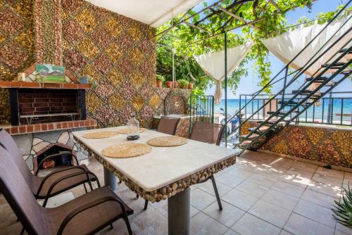 Golden Sunset Beach Apartment