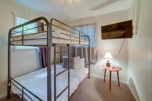 Wagoner的住宿－Wagoner Vacation Rental Near Fort Gibson Lake!，一间卧室设有两张双层床和一张桌子