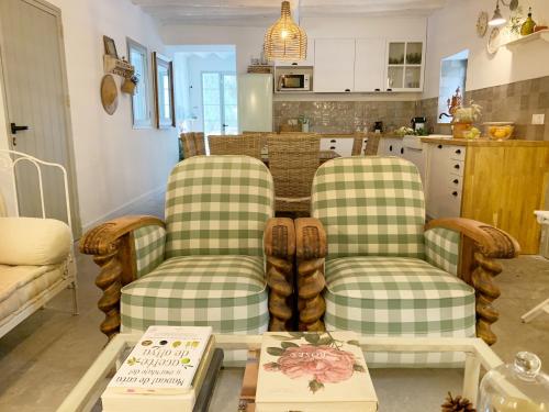 uma sala de estar com duas cadeiras e uma mesa em Syvyle em Cazorla