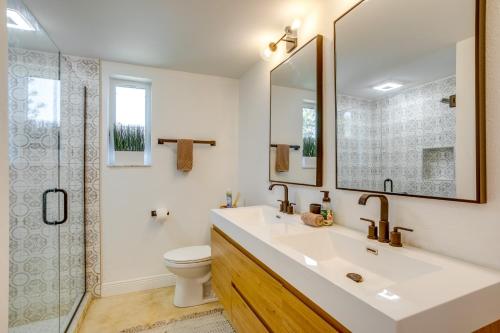 uma casa de banho com um lavatório, um WC e um espelho. em Redington Beach Home Patio, Grill, Walk to Beach em St. Pete Beach