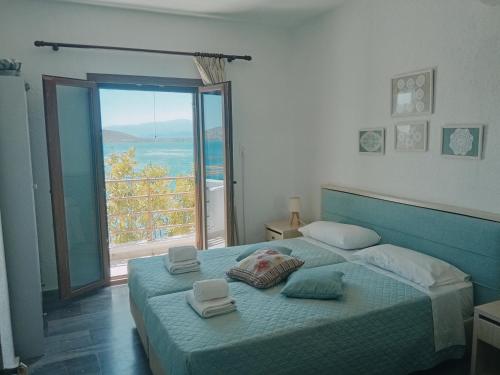 エロウンダにあるMarilena Panoramic Sea View Houseのベッドルーム1室(ベッド1台付)が備わります。