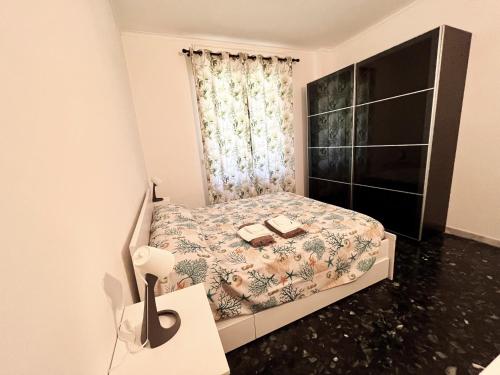 ein Schlafzimmer mit einem Bett mit zwei Büchern darauf in der Unterkunft Casa Mirosa in Arenzano