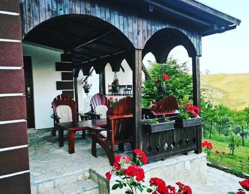 einen Pavillon mit einem Tisch, Stühlen und Blumen in der Unterkunft Krcma u Planini 