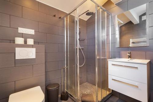 a bathroom with a shower with a toilet and a sink at Maison moderne avec jardin12 pers proche Paris & Disney in Neuilly-sur-Marne