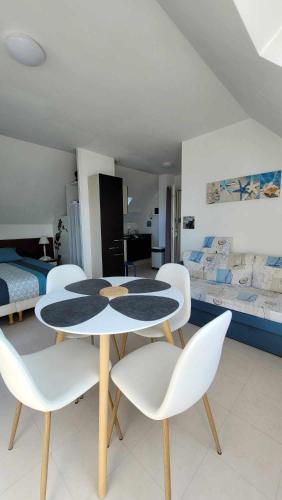 une pièce avec une table, des chaises et un lit dans l'établissement Studio TRESTEL vue mer, à Trévou-Tréguignec