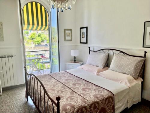 a bedroom with a bed and a large window at Affittacamere Le Terrazze in Corniglia