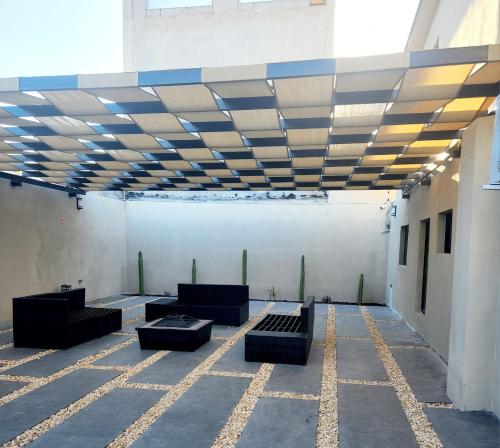 a room with couches and a ceiling in a building at Departamento Pitagoras No 3 in Ciudad Juárez