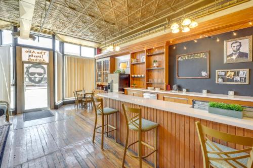Dapur atau dapur kecil di Cozy Abode in Historic Yankton - Heart of the City