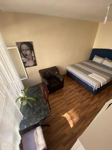 una camera con letto, sedia e tavolo di Perfect Location , Nişantaşı Private Room R3 a Istanbul