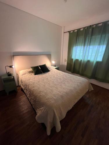 サンタフェにあるHogar Dulce hogarの窓のある白いベッドのある寝室