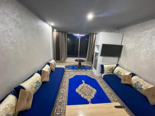 una camera con un divano blu con una corona sopra di Hébergement dakhla plaisance a Dakhla