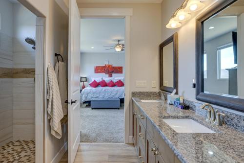 baño con 2 lavabos y espejo grande en Toquerville Home with Mtn Views, Near State Parks!, en Toquerville