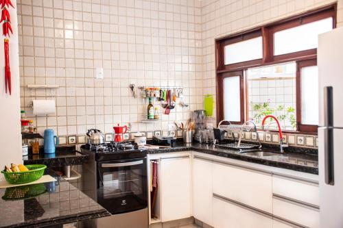 a kitchen with a sink and a stove at Apartamento a 400 metros da Praia do Frances-AL in Marechal Deodoro