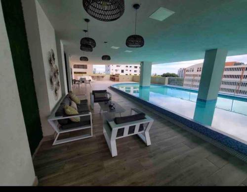 Bazén v ubytování VIP DELUXE SUITE AND TOWER B7_POOL_GYM_SAUNE_WIFE nebo v jeho okolí