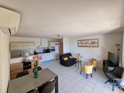 un salon avec une cuisine et une salle à manger dans l'établissement Appartement Vue Mer, à Fréjus