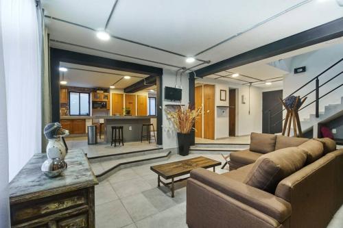 ein Wohnzimmer mit einem Sofa und einem Tisch in der Unterkunft R77 Habitación de Lujo Totalmente Equipada in Mexiko-Stadt