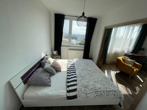 ein Schlafzimmer mit einem Bett und einem großen Fenster in der Unterkunft 1-izbový byt in Košice