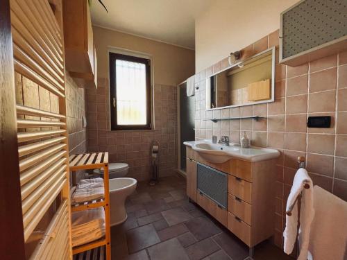 La salle de bains est pourvue d'un lavabo et de toilettes. dans l'établissement Agriturismo BioCore 2 - Colledoro, à Giulianova