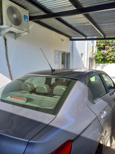un coche aparcado bajo un techo con un ventilador en Portal del Rio en Formosa