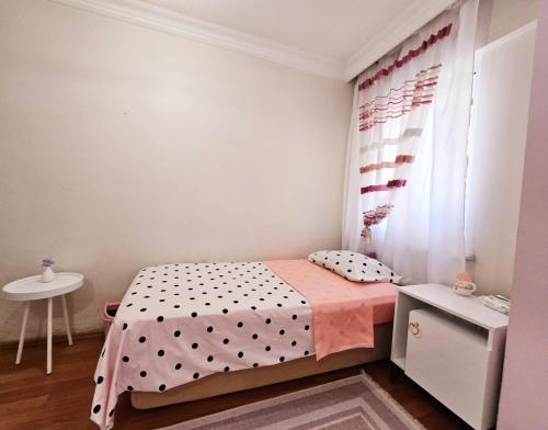 ein kleines Schlafzimmer mit einem Bett und einem Fenster in der Unterkunft Clover Flower House Only for Females ZEYTİNBURNU in Istanbul