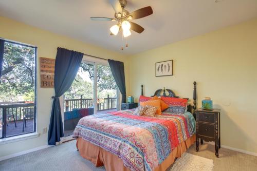 een slaapkamer met een bed en een raam bij Waterfront Lake Travis Luxury Home with Large Deck! in Spicewood