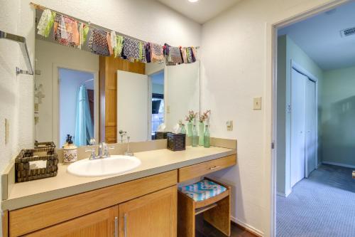 een badkamer met een wastafel en een spiegel bij Waterfront Lake Travis Luxury Home with Large Deck! in Spicewood