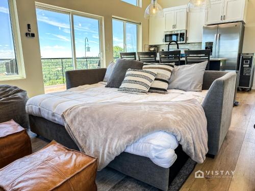 ein großes Bett in einem Zimmer mit Küche in der Unterkunft Bryce View Cabin - New Cabin With Amazing Views! in Alton
