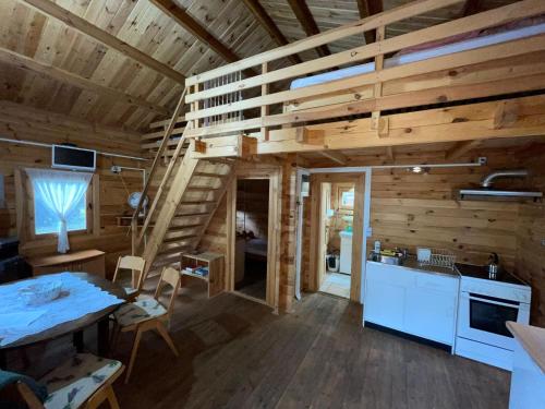 cocina y sala de estar de una cabaña de madera en Wypoczynek Hnatczak en Debrzno