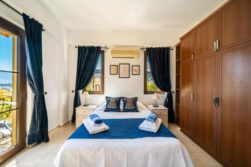- une chambre dotée d'un grand lit avec des draps bleus dans l'établissement Azure Apartment with Sea view in Kalkan, à Kalkan