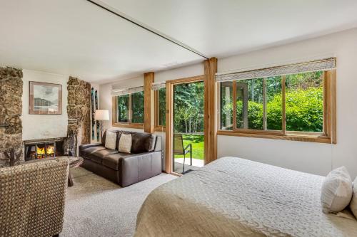 Χώρος καθιστικού στο Laurelwood Condominiums 302