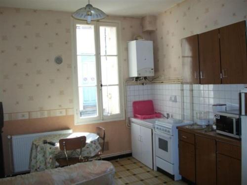 une cuisine avec un évier et une cuisinière four supérieur dans l'établissement Ducos, à Agen