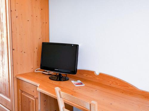 a computer monitor sitting on top of a wooden desk at Hotel Ristorante La Baitina in Asiago