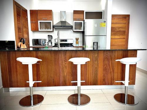 Una cocina o zona de cocina en VIP DELUXE SUITE AND TOWER E11 POOL_GYM_SAUNE_WIFE
