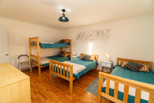 1 Schlafzimmer mit 2 Betten und 1 Etagenbett in der Unterkunft Casa Doris in Vicuña