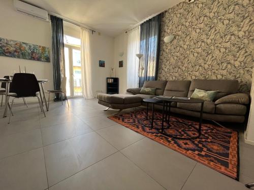 un soggiorno con divano e tavolo di Cinque Terre Luxury Home a La Spezia