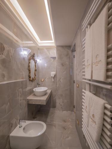 ein Badezimmer mit einem Waschbecken, einem WC und einem Spiegel in der Unterkunft Casa Balzola - Suite Perla in Alassio