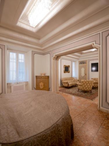 ein Schlafzimmer mit einem großen Bett in einem Zimmer in der Unterkunft Casa Balzola - Suite Perla in Alassio