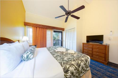 a bedroom with a bed and a ceiling fan at Makai Club Resort in Princeville